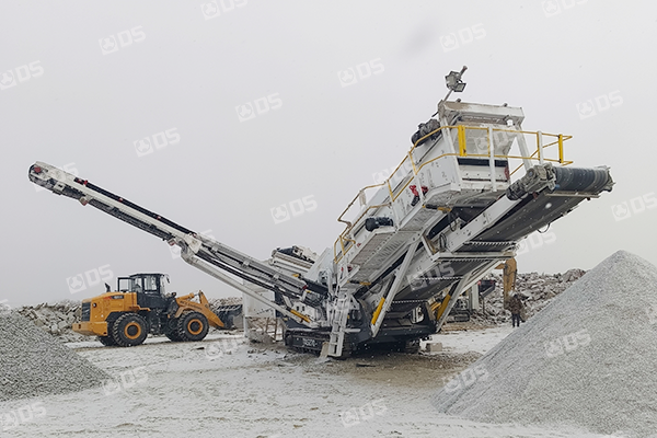crawler-mounted screening plant